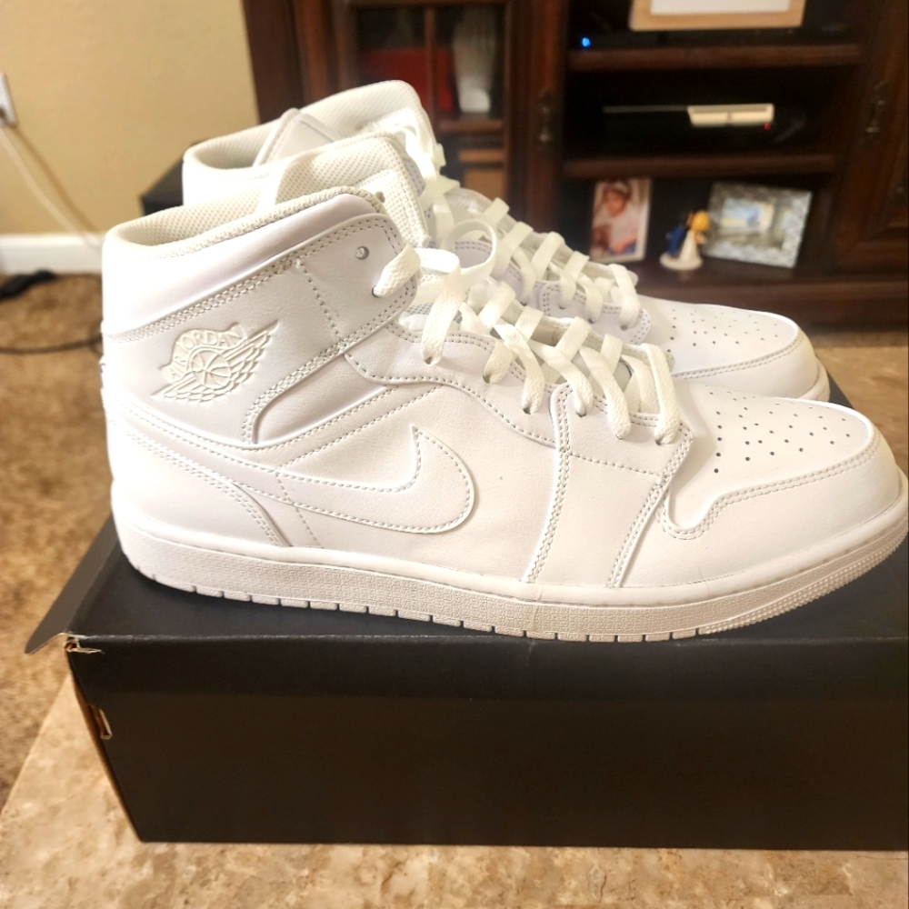 Air Jordan 1 Mid 'Triple White' 2022